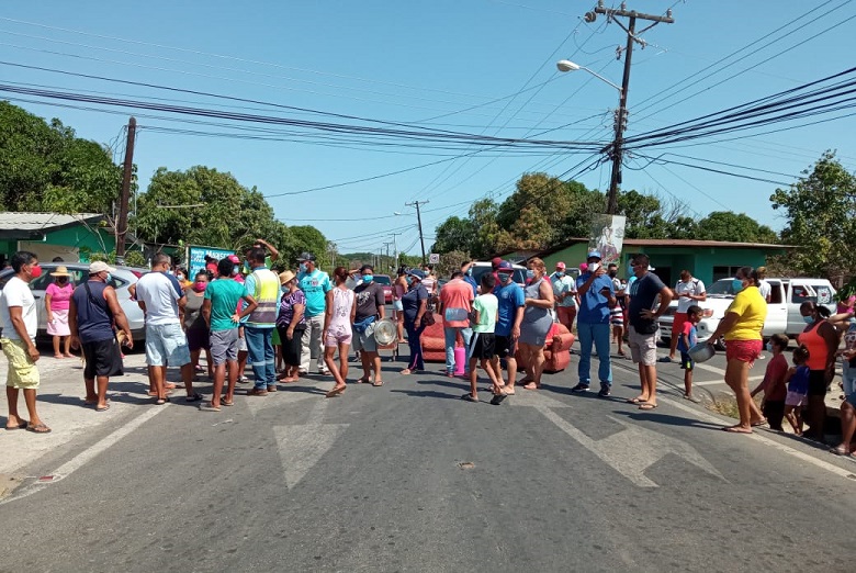 Los moradores dejaron sus faenas la mañana del jueves, para cerrar temporalmente la vía y exigir un mejor servicio de agua potable.