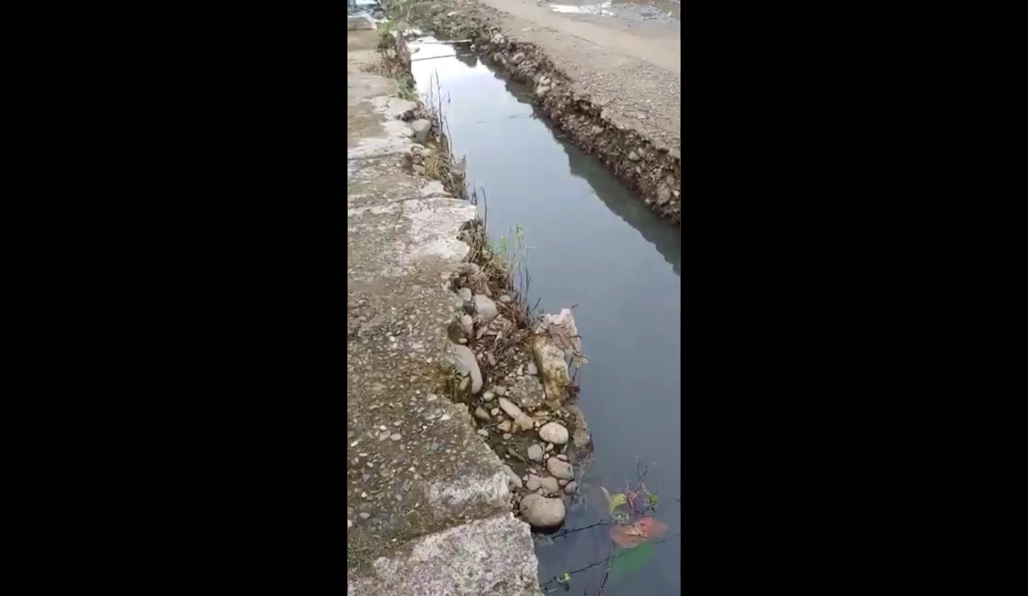 na cuadrilla de obreros abrió una zanja paralela a la vía con equipos pesados y así se ha quedado.