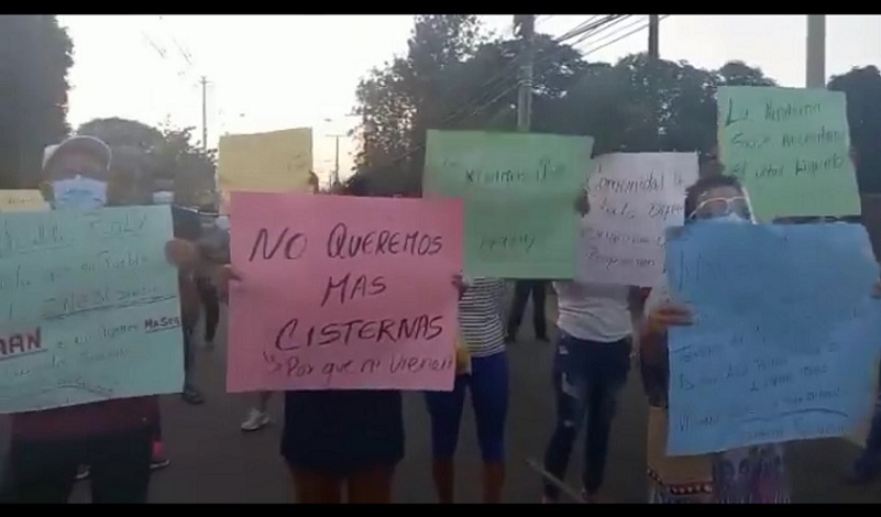 Un grupo de personas cierran la vía principal hacia Nuevo Emperador.