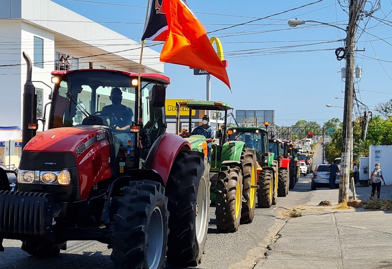 productores estacionaron en el paseo Carlos N. López, frente a la gobernación de la provincia.