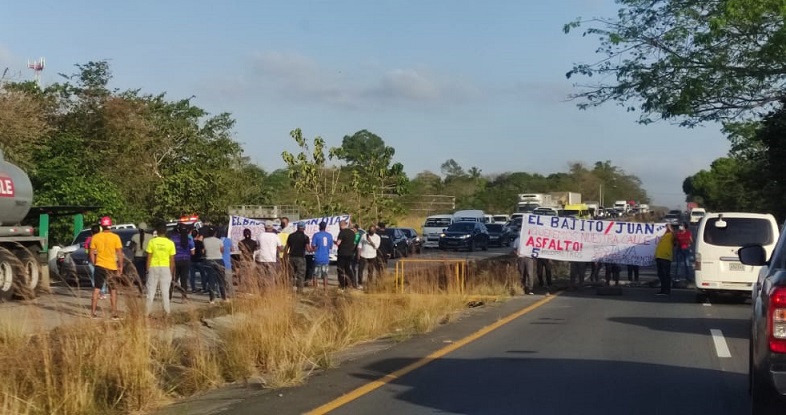 La madida de presión ocasionó un enorme tranque vehicular.