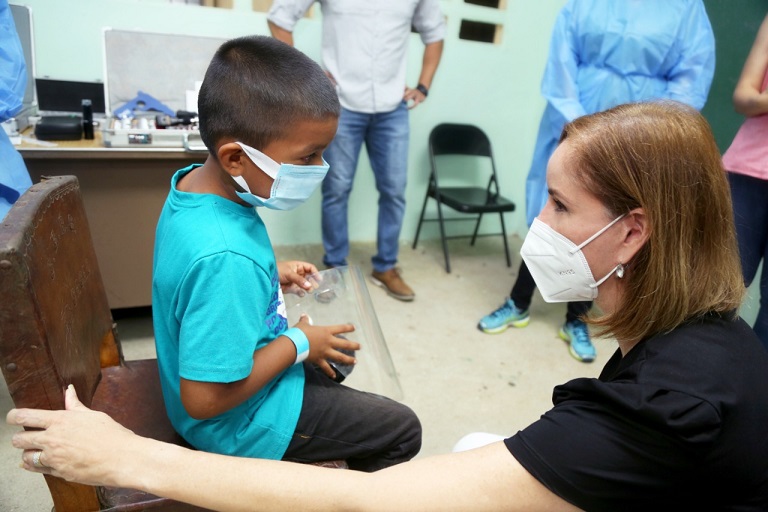 El programa tiene un moderno equipo de optometría llamado “2 twin”, que permite realizar el examen a un metro de distancia y evita el contacto físico con el paciente.