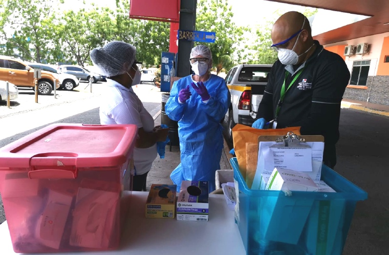Autoridades de Salud aprovecharon la afluencia de visitantes a playas, rios y balnearios para realizar pruebas de hisopado de forma voluntaria a los asistentes durante Semana Santa.  Thays Domínguez