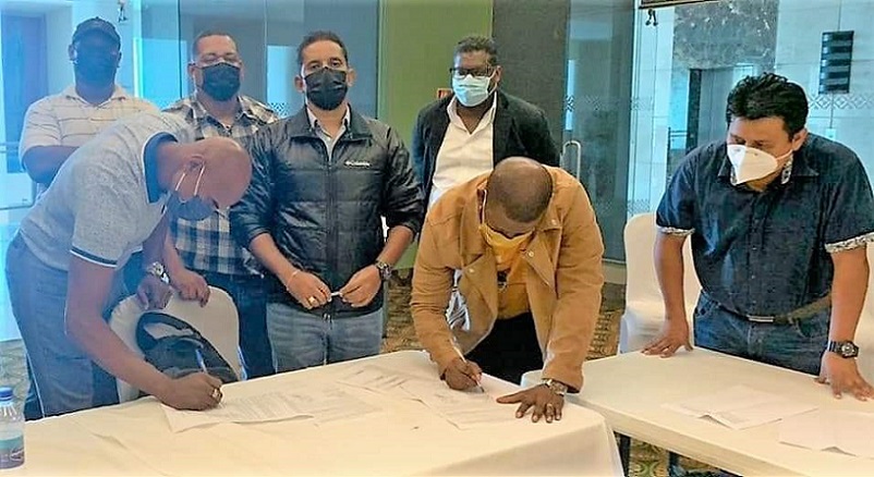 Firma del acuerdo de aumento salarial con el cual se pone fin a la huelga.