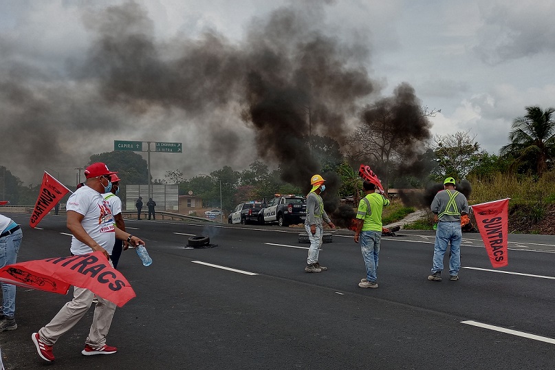Los manifestantes solicitaban la presencia de la Gobernadora Sindy Smith.