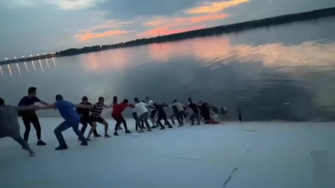 En el vídeo se escuchan vítores y gritos de alegría cuando la mujer logra alcanzar a la orilla ayudada por los improvisados socorristas.