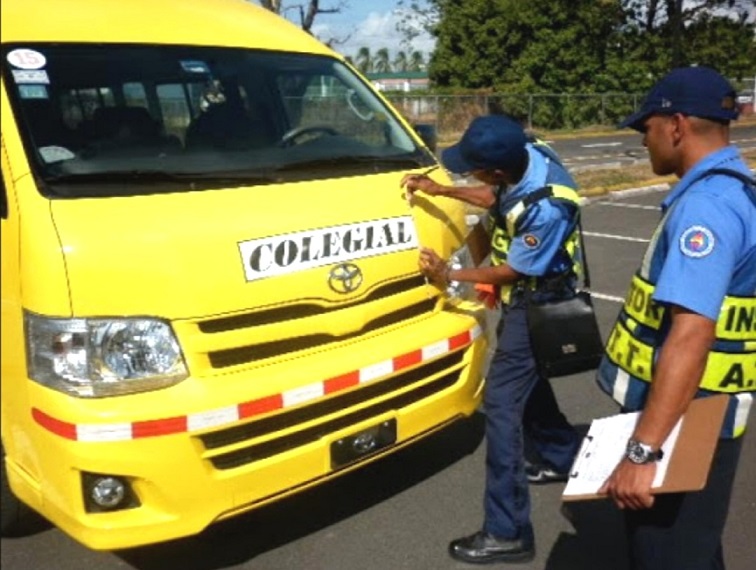 Miembros de la Cámara Nacional de Transportistas Colegiales (CANATRACOL), recorren todas las provincias, para agrupar a sus cerca de 18 mil integrantes.