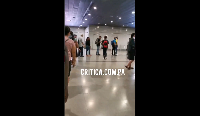 En algunas estaciones hay días en los que la empresa solo mantiene funcionando dos torniquetes.