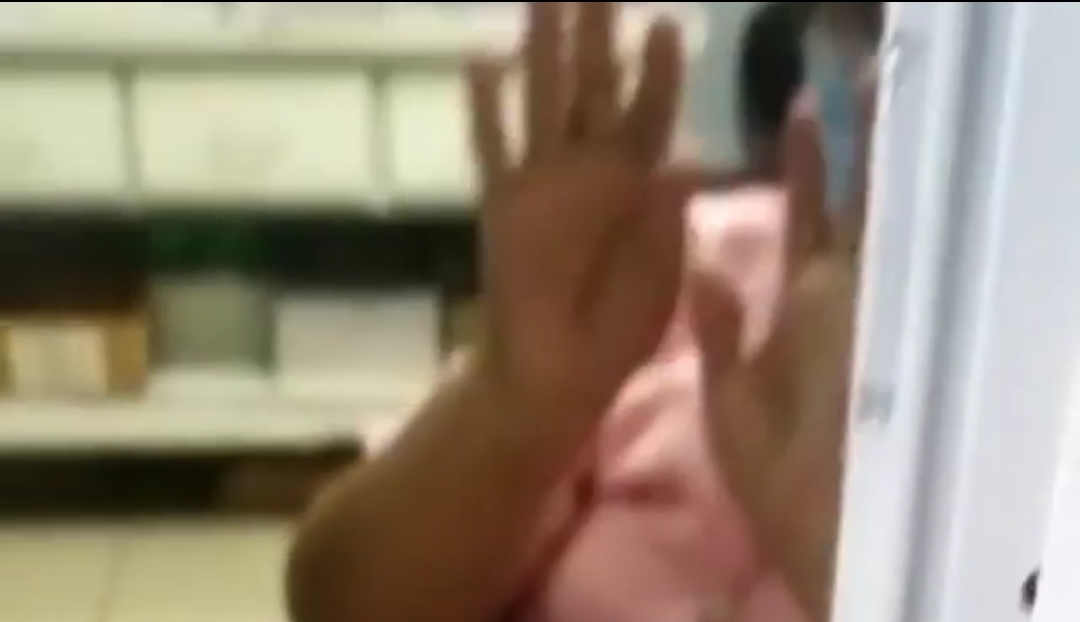 Incidente entre madre de paciente y funcionaria de centro de salud.