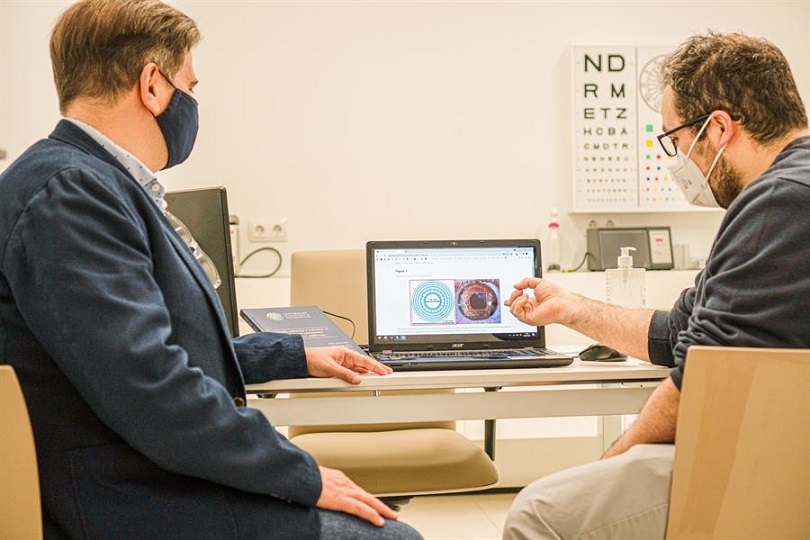 El implante permitirá corregir la vista cansada, una condición ocular cuyo tratamiento ha pasado tradicionalmente por el uso de gafas.  EFE