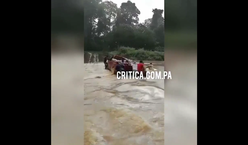 La gente debe ayudar a los vehículos para que no sean arrastrados por la corriente.