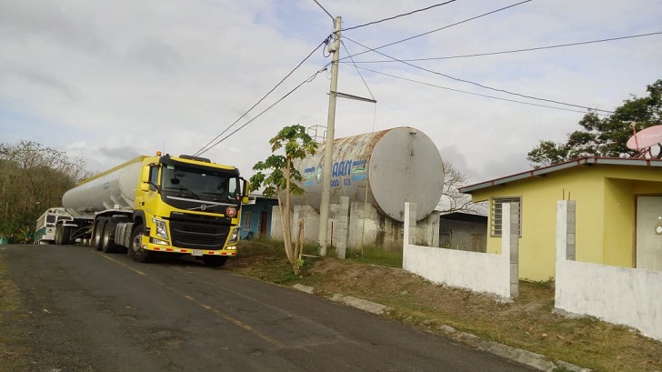 Se requiere del respaldo de camiones cisternas para abastecer los tanques de almacenamiento existentes.