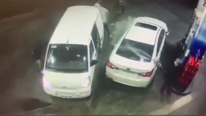 Al percatarse que lo iban a asaltar, la víctima reaccionó rápidamente y empezó a empapar a los delincuentes con carburante.