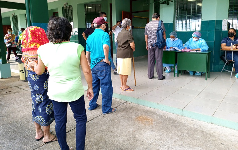 Las autoridades sanitarias advirtieron que esta nueva jornada de vacunación en el circuito 8-1 es solo para las personas que ya habían recibido la primera dosis de la vacuna.