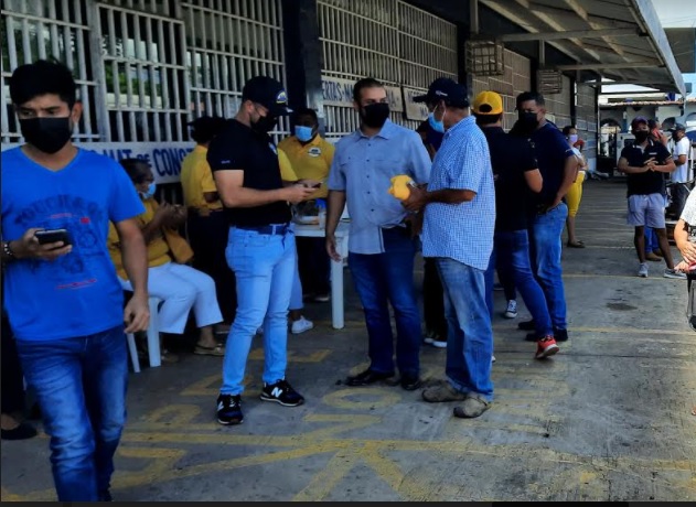 Durante las inscripciones de hoy, llamó la atención el número de jóvenes que se identifican con la propuesta de RM, aunque habían de todas las edades.