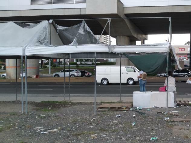 Residentes esperan que les reparen la tolda de la parada.