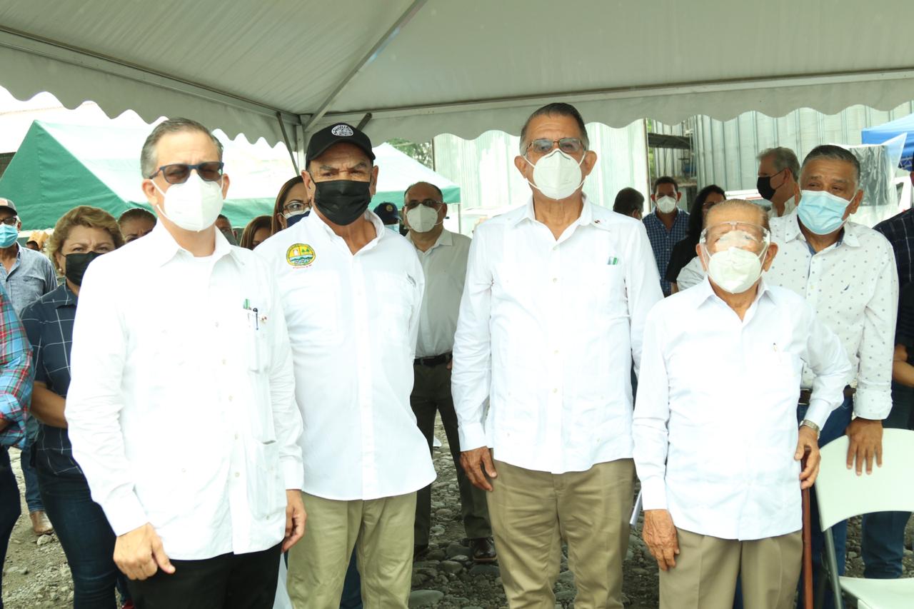 Hoy, ponemos la primera piedra de la planta de alimentos, pero pronto pondremos la primera piedra de la planta Procesadora de productos Lácteos de Cooleche. Ese es el compromiso que tenemos con ustedes”, subrayó