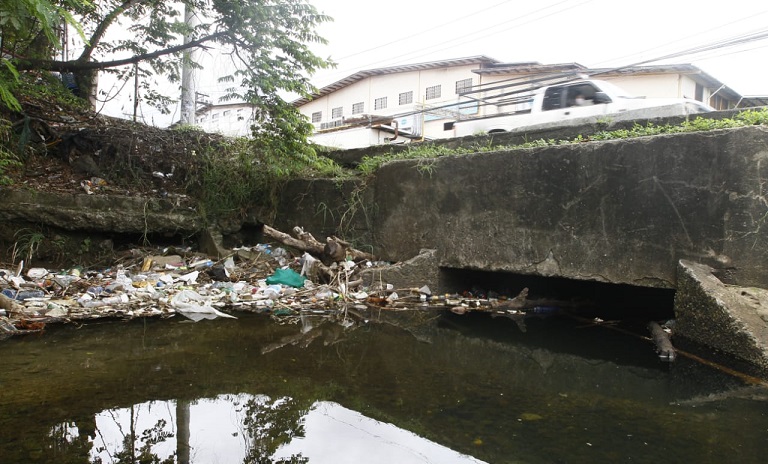 Vista general de la alcantarilla obstruida. foto: Edwards Santos