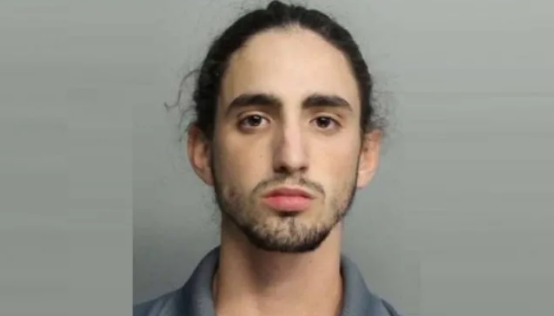 Italo Nelli, de 19 años, compareció en un tribunal de Miami por cargos de conspiración para cometer un plan organizado para defraudar.