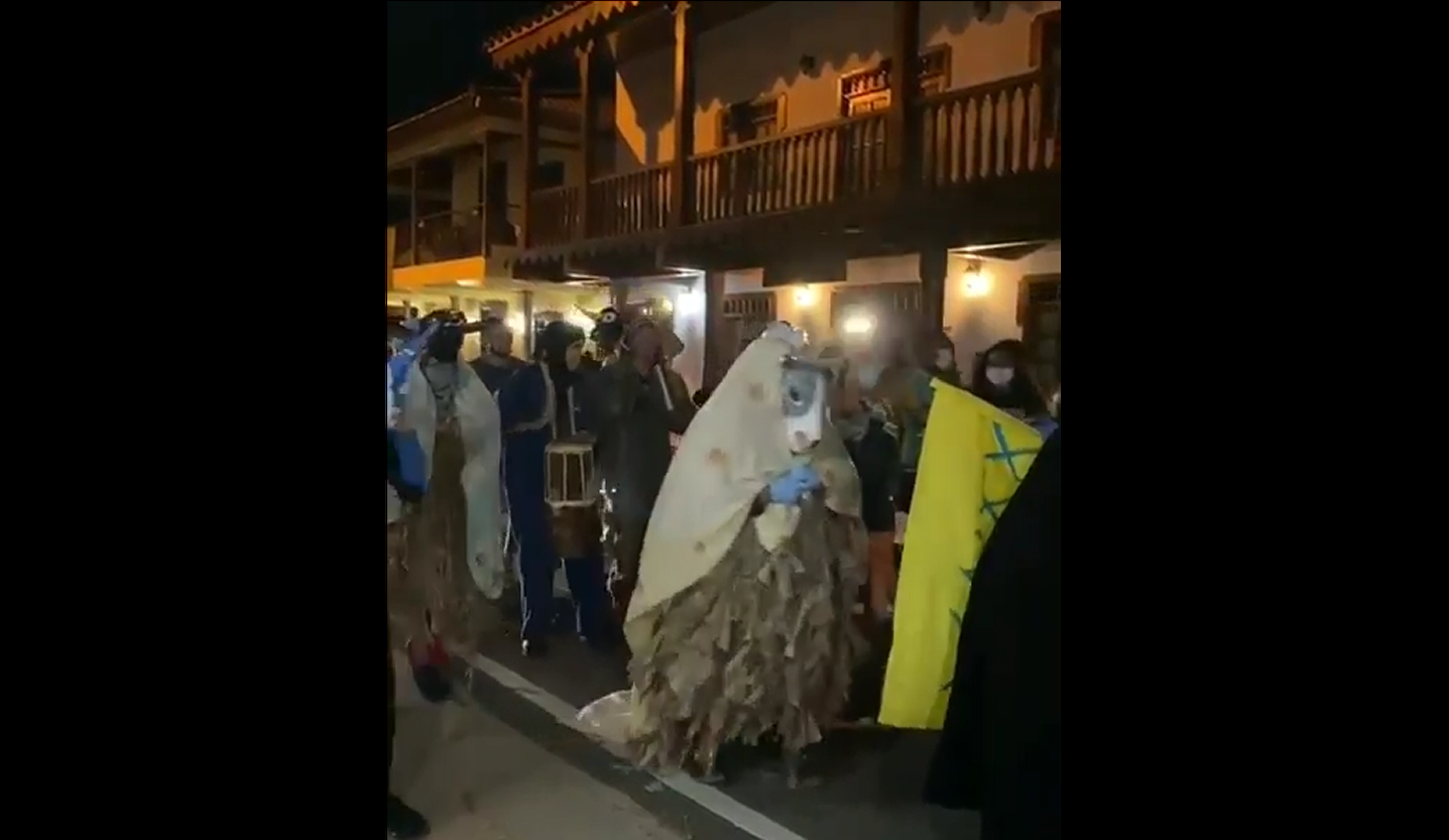 Una gran cantidad de personas salieron a las calles, algunos con niños en brazos, para participar en tunas acompañados de los tradicionales parrampanes o doñas como son conocidos.