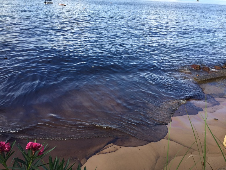 La mancha negra de combustible afecta mayormente a playa Honda.