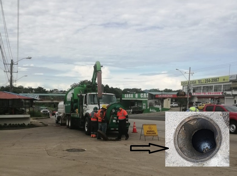 Los desechos encontrados, entre ellos aceite automotriz, provienen de comercios aledaños a la vía Panamericana.