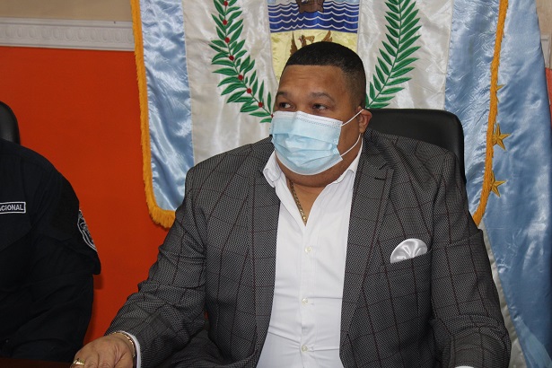 En la imagen aparece el alcalde Colón, Alex Lee.