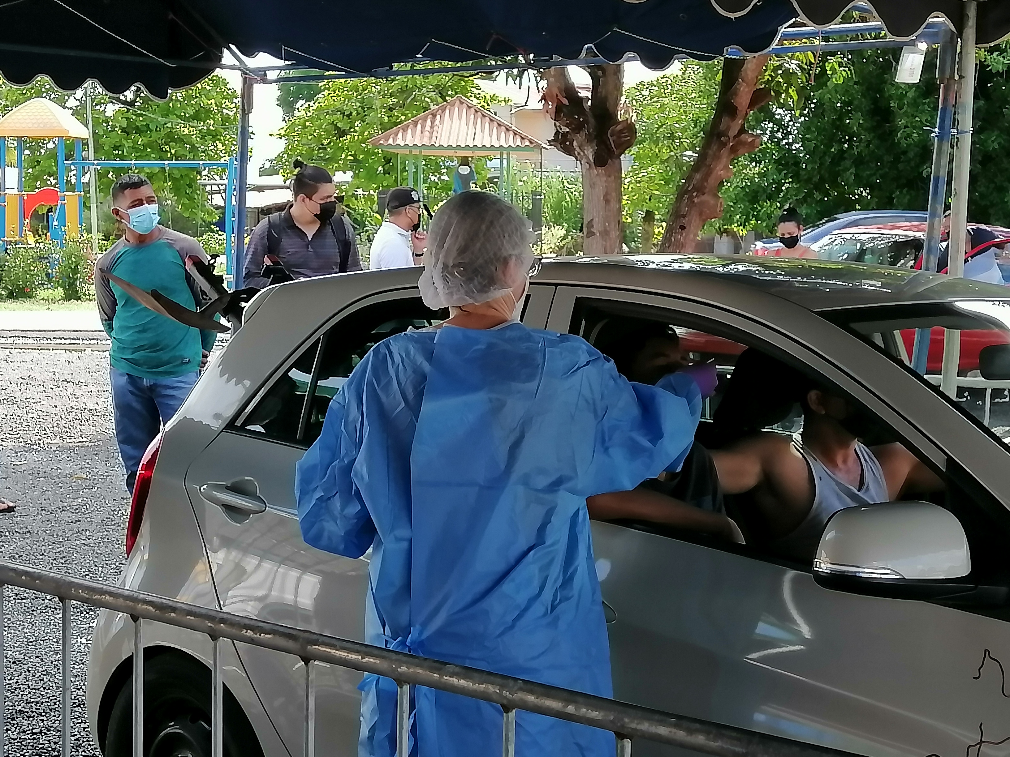 Las personas pueden realizarse la prueba sin tener que bajarse de su auto, o bien a través de otro medio de transporte o hasta a pie.