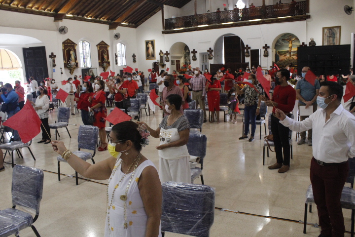 Algunos danzantes de diablicos sucios salieron por un corto periodo a la calle, y recorrieron los alrededores del parque Unión.