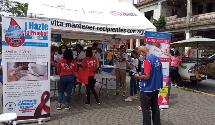 Durante esta actividad se hizo entrega de condones, lubricantes e información sobre el VIH.