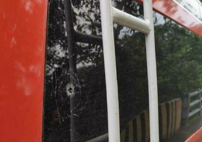 Las piedras podrían llegar a romper los vidrios de los vehículos y ocasionar serias heridas a los ocupantes.