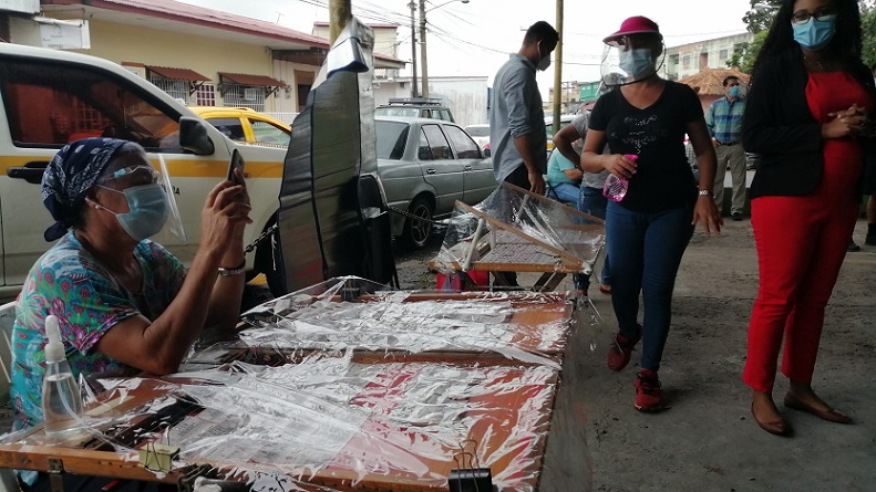 Los vendedores de chances y billetes de la Lotería Nacional de Beneficencia (LNB), advirtieron que con esta medida solo se empeora aún más su situación económica.