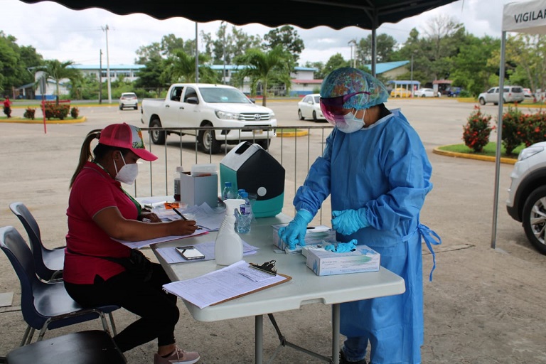Los distritos con más casos positivos están Santiago con 540 casos activos positivos, Atalaya (130), Soná (30), Las Palmas (27), La Mesa (27), Calobre (24), Santa Fe (23).