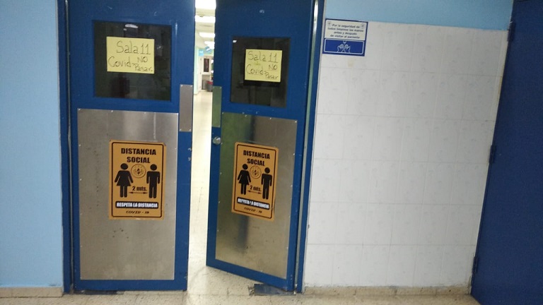 Vista general de la puerta de acceso a la sala Covid-19 del hospital de Colón.