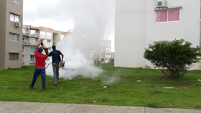 En el corregimiento de Vista Alegre, se procedió a realizar una jornada de desinfección en los edificios de Ciudad Esperanza, luego de confirmarse varios casos de coronavirus.