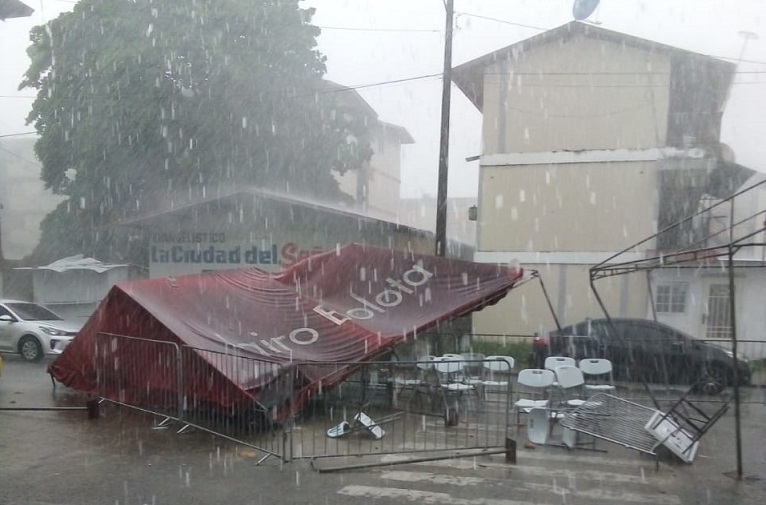 Personal del Sinaproc, juntas comunales y del Miviot desarrollaban giras a las áreas afectadas. 