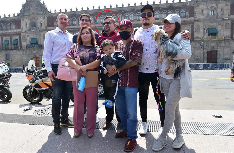 El profesor de música Manuel Valdovinos (c) posa con algunos familiares para los medios de comunicación hoy, en la afueras de Palacio Nacional de la Ciudad de México (México). 