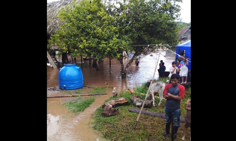Voluntarios y funcionarios de Sinaproc atienden a estas familias que se vieron afectadas.