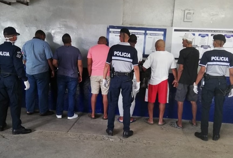 En la imagen aparecen varias personas retenidas por violar el toque de queda en Colón.