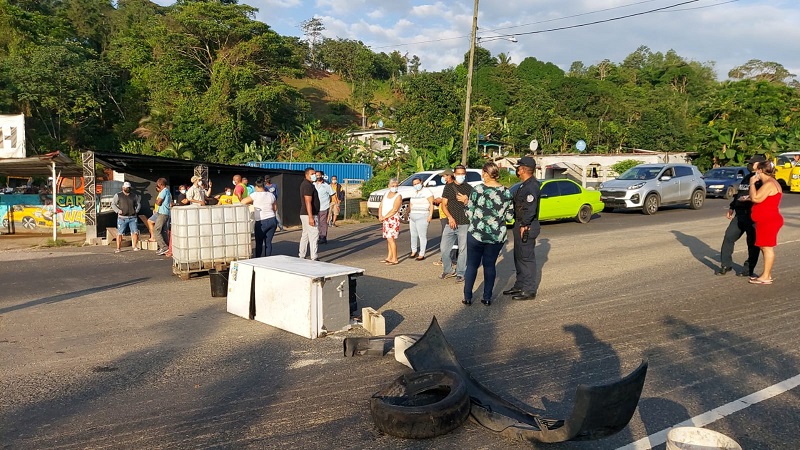 Colocaron neveras dañadas, restos de llantas, bloques, hasta un tanque de almacenamiento, lo que impidió el libre tránsito de las personas y vehículos.