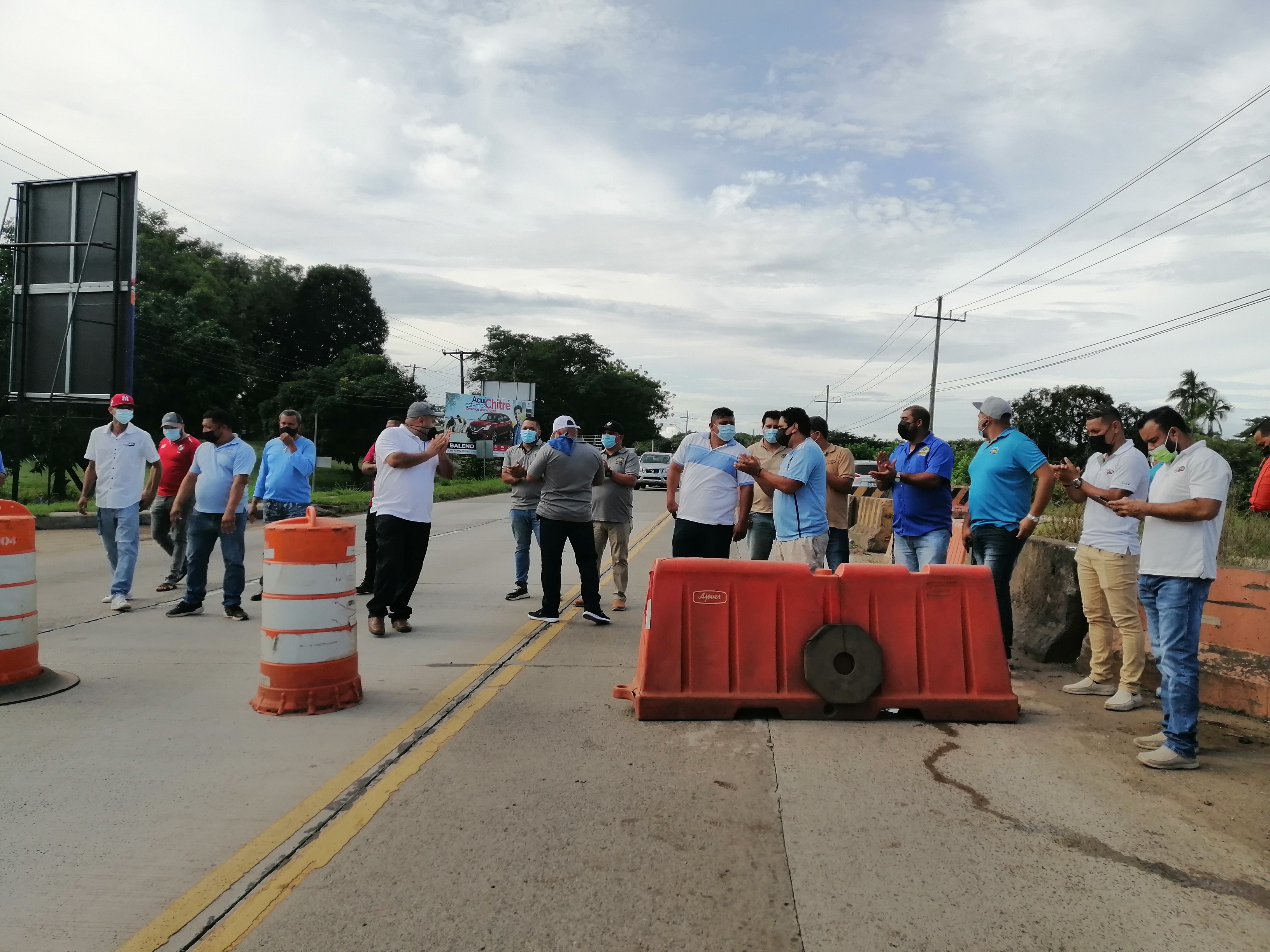 La protesta duró aproximadamente 30 minutos y causó un gran tranque vehicular. 