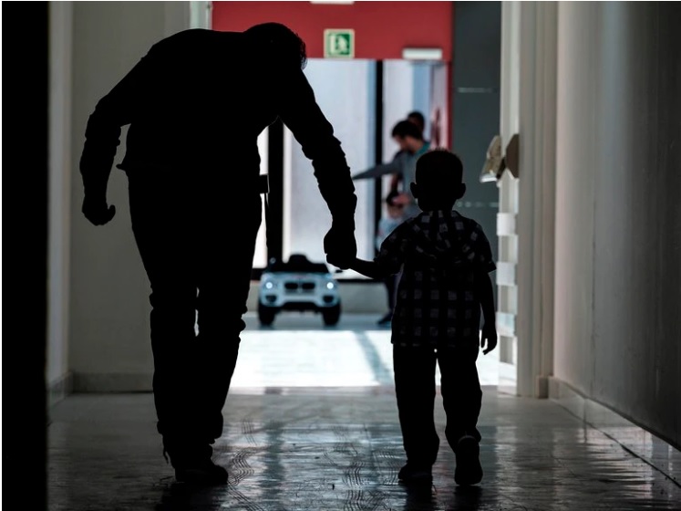 El niño trató por tres horas de sacarse la aguja pero no tuvo éxito por lo que fue llevado de urgencia al hospital. EFE