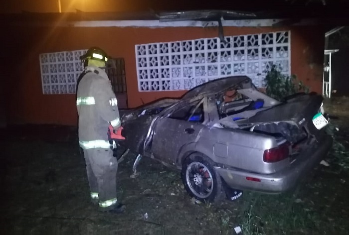 Conductor vuelca su vehículo y lo zampa en el patio de una casa en ...