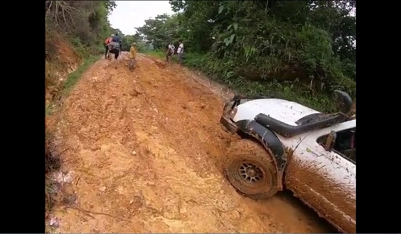 Las lluvias han empeorada la mala condición de la vía hacia Sanat Fe.