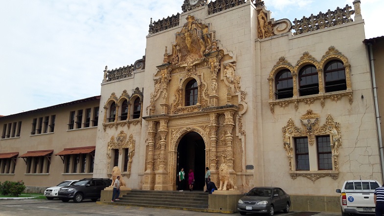 Los daños se aprecian en la fachada del edificio, piscina, áreas deportivas y otros lugares de la estructura del histórico centro de enseñanza. 
