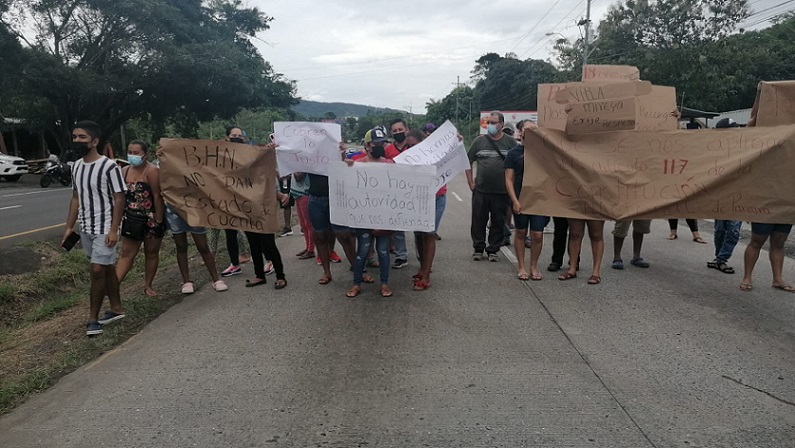 El bloqueo de la vía, el cual se extendió por varias horas.
