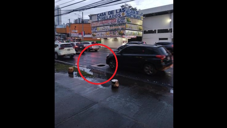 La alcantarilla tiene varios días sin tapa.