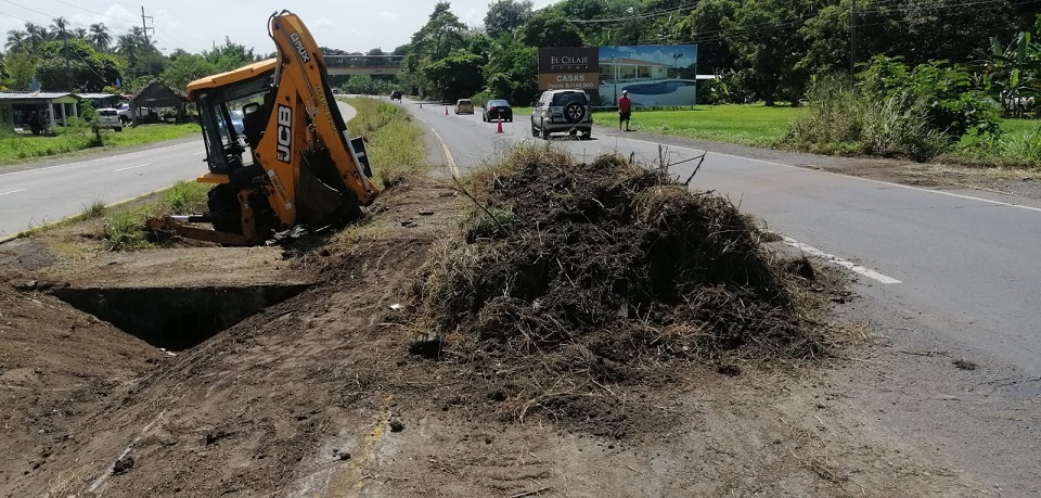 La existencia de herbazales impedía el paso de peatones, de un lado a otro.