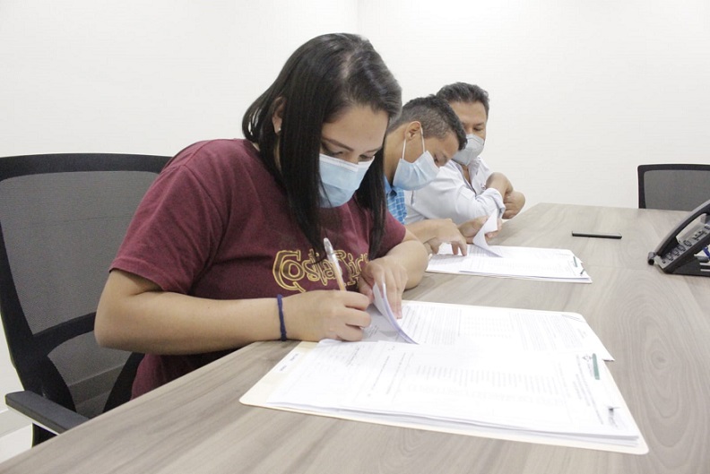 Los nuevos colaboradores trabajarán en el departamento de etiquetado y como ayudante en general.