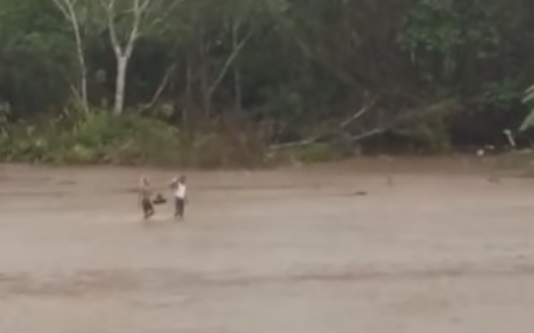 Las corrientes del río tuvo tanta fuerza que arrastró el puente de madera que conecta la comunidad de Sevilla con el resto del distrito costero.